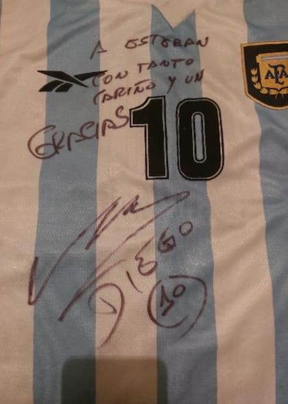 Camiseta que el 10 le obsequió a Esteban