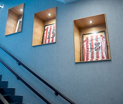 Camisetas de exjugadores enmarcadas en una sala de la residencia de futbolistas juveniles del club