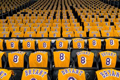 Camisetas de Kobe Bryant en las butacas del estadio Staples Center, en Los Angeles