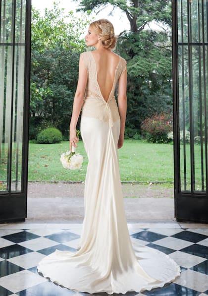 Camisola en encaje antiguo macramé, con escote en V en la espalda y falda de satén de seda natural con cola, by Fini Reynal