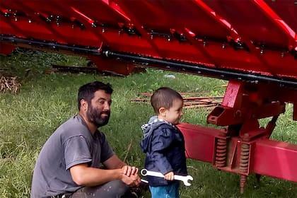 El contratista junto a su hijo poniendo a punto la maquinaria agrícola