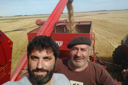 Padre e hijo, Luis y Sebastián trabajan a la par como contratistas