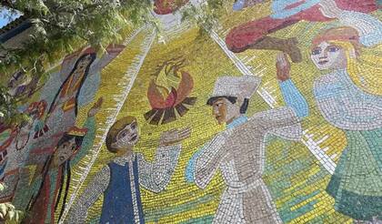 Camp Radiant está decorado con mosaicos de niños felices jugando; ahora es la escena del crimen
