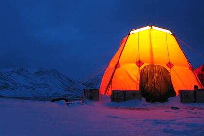 Campamento armado para estudios de campo en la península Antártica