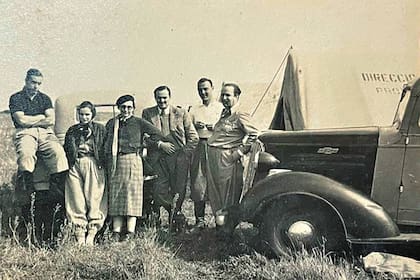 Campamento en Pinamar: Alejandro Shaw, Cecilia Bunge, Marita Dedyn, Ingeniero Moretti y Jorge Bunge