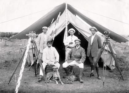 Campamento liderado por el Ingeniero Emilio Frey (en el centro, sentado, de gorra)