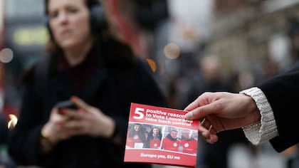 Campaña a favor del Brexit en la estación Liverpool Street, de Londres