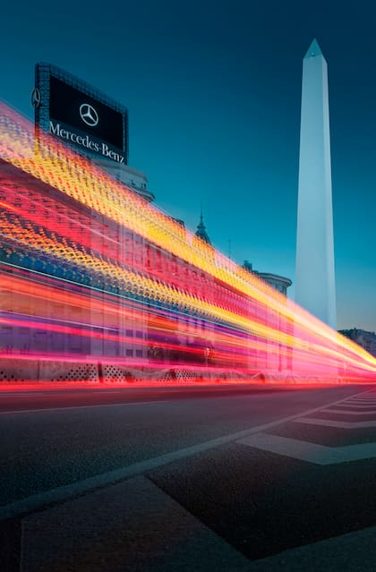 Campaña de los 70 años de Mercedes-Benz en Argentina. El tradicional cartel del Obelisco.