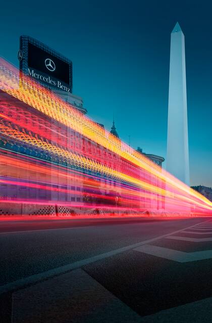 Campaña de los 70 años de Mercedes-Benz en Argentina. El tradicional cartel del Obelisco.