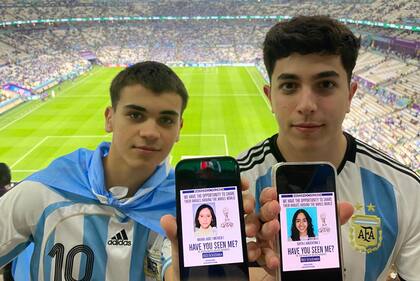 Los jóvenes argentinos portan una imagen de Sofía Herrera junto a María José, una niña que tenía 11 meses cuando una persona entró al local donde atendía su madre y se la llevó; hoy tendría 12 años