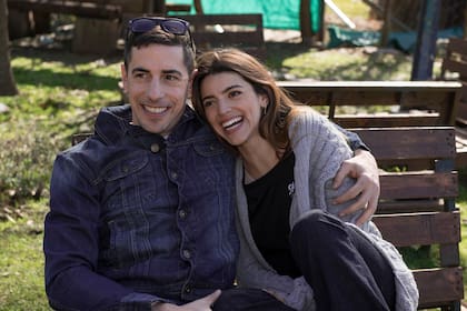 Vito (Esteban Lamothe) y Luciana (Calu Rivero), una pareja que entrará en conflicto con la llegada de Luis (Federico Amador)