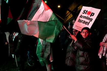 Campañistas propalestinos protestan fuera de Villa Park, antes del juego de fútbol de la Liga Europa entre el Aston Villa y el Maccabi Tel Aviv en Birmingham, Inglaterra, el jueves 6 de noviembre de 2025. (Joe Giddens/PA vía AP)