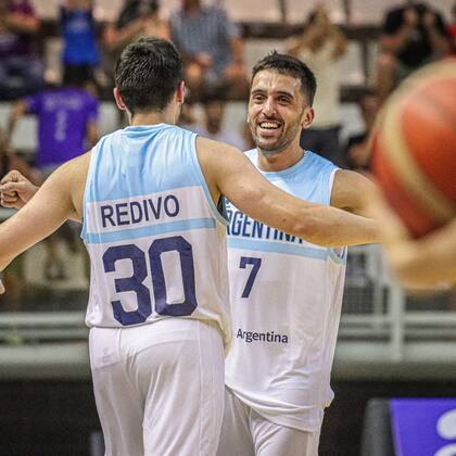 Campazzo abraza a Redivo tras el gran triunfo del seleccionado argentino de básquetbol ante Venezuela en la preparación del equipo en Europa
