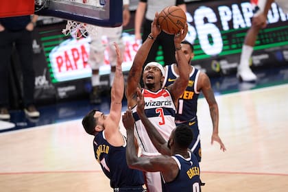 Campazzo intenta un bloqueo, en la derrota de los Nuggets ante los Wizards.