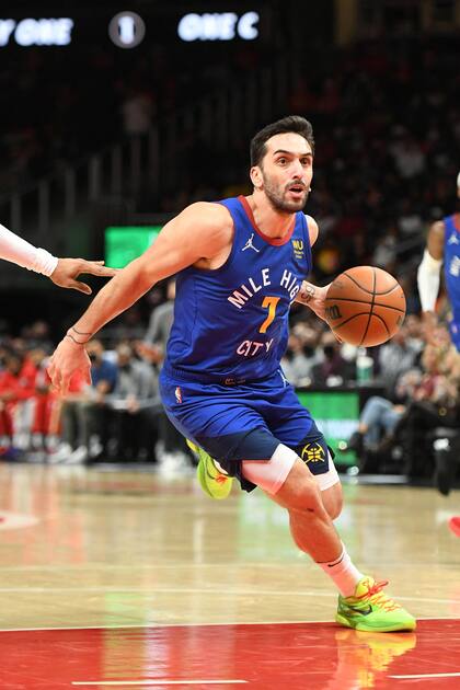 Campazzo no sólo maravilla con sus asistencias; impacta con la velocidad a la defiende y contraataca, con la energía que le destacan el entrenador Michael Malone y los periodistas de Estados Unidos.