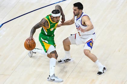 Campazzo sobre Jordan Clarkson, de Utah; es una pesadilla para los rivales