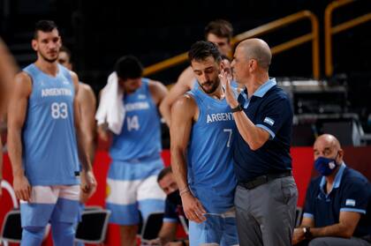 Campazzo y el entrenador Sergio Hernández en Tokio 2020.