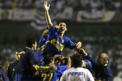 Burdisso en la cima: campeón con Boca en la Libertadores 2003