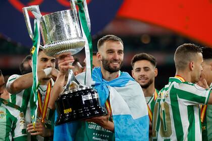 Campeón de la Copa del Rey 2022, Pezzella es un símbolo del Betis del ingeniero Manuel Pellegrini