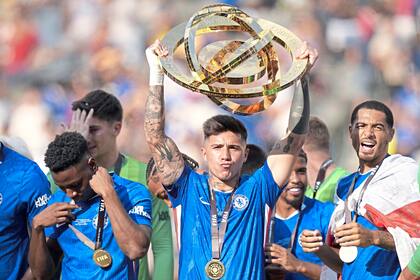 Campeón de todo, Luis Enrique y la comitiva parisina piensa en el volante argentino por su juventud, liderazgo, experiencia, estilo y poder de reventa.