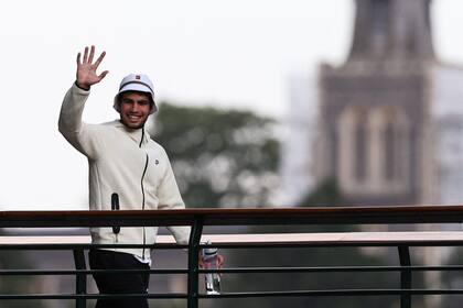Campeón de Wimbledon: Alcaraz saludando al público desde la pasarela del All England que va desde el vestuario a la sala de prensa