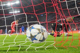 Campeón PSG arrasa y Liverpool se impone en la agonía en arranque de la Liga de Campeones