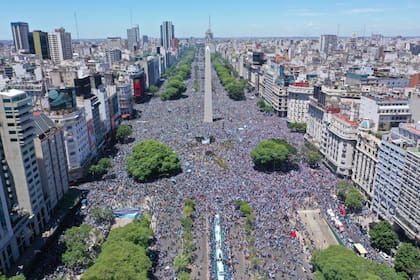 El Obelisco lleno de gente a la espera de la caravana de la Selección