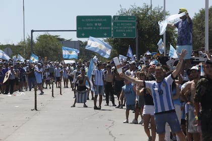 La caravana con los jugadores de la selección salen rumbo a la recorrida por la ciudad de Buenos Aires