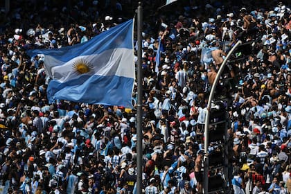 La bandera argentina entre flamea entre los hinchas
