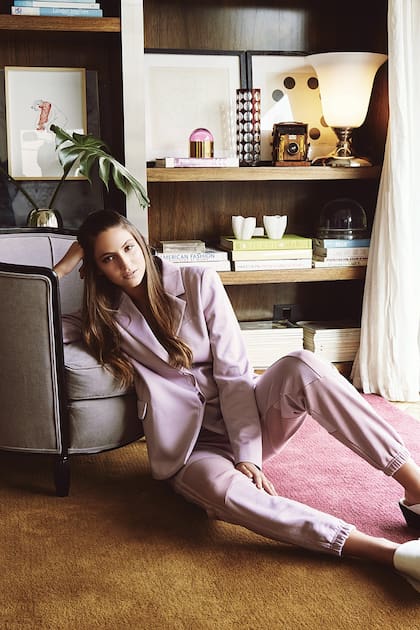 Campera americana de piqué suave y pantalón felpa (Cápsula Danielle Cathari para Adidas Originals), mules texanas (Prüne)