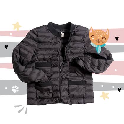 Con detalles de sastrería en puños y bolsillos, un modelo menos deportivo y más urbano