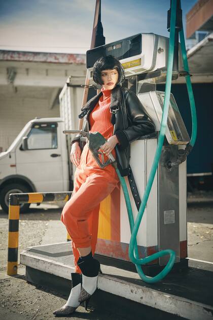 Campera aviadora oversize de cuero de oveja con corderito (Uma), polera de lana acanalada, pantalón de viscosa con tiro alto y botas tricolor de cuero combinados (Vitamina)