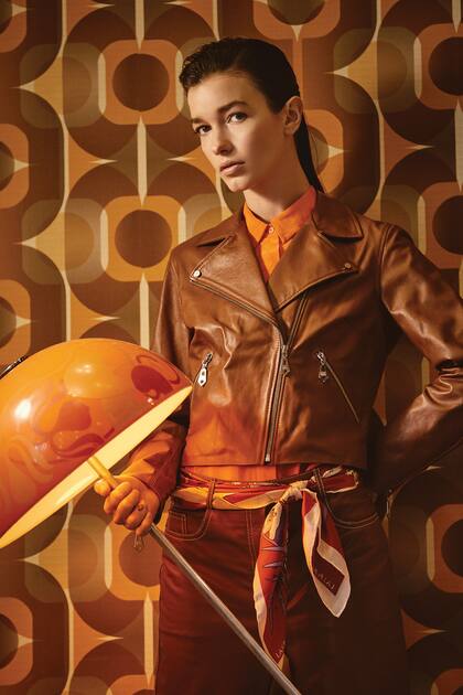 Campera biker de cuero, camisa de crepe, pantalón crop de cuero, pañuelo estampado (Las Pepas)