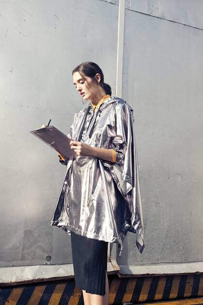 campera biker engomada (Kosiuko), camisa (Uma), pantalón talle alto rayado (Comité Apparel), cup (Complot), bandolera (Koxis)