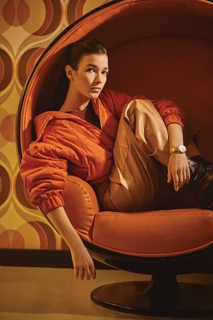 Campera bomber con elástico en cintura y top (Las Pepas), pantalón de cuero (Mishka), borcegos acordonados (Prüne)