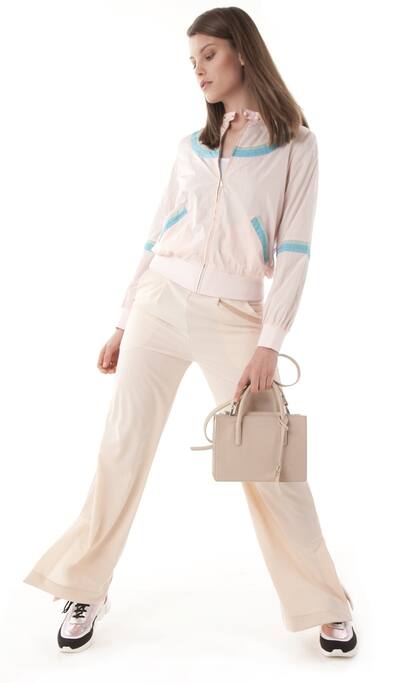 Campera bomber (Custo Barcelona, antes $4890 ahora $1467), pantalón ancho (Cibeles, antes $3890 ahora $2918), zapatillas combinadas (Blaquè, antes $3349 ahora $2490) y cartera de cuero (Lázaro, antes $4390)