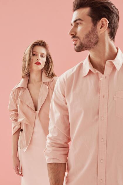 Campera con ajuste en la cintura y mangas (Mishka) sobre vestido de gasa (Giesso)
Camisa con bolsillo delantero (Levi's)