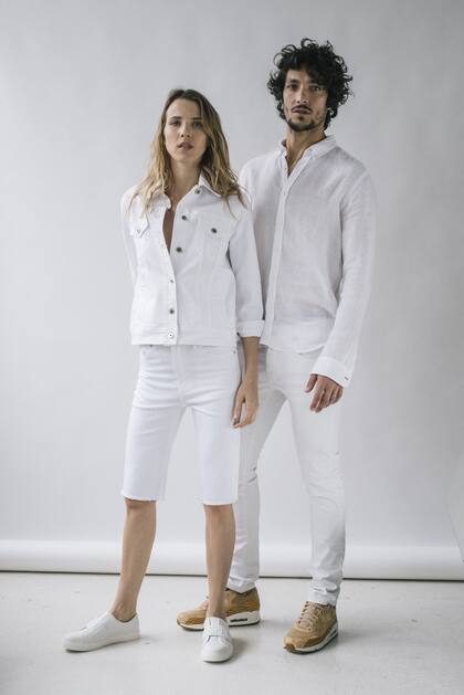 Campera con botones, bermuda a la rodilla (Etiqueta Negra, $4900 y $2900) y zapatillas con tira (Aldo para Grimoldi, $2900). Camisa de lino, chupín (Etiqueta Negra, $3600 y $3200) y zapatillas (Nike, $3399)