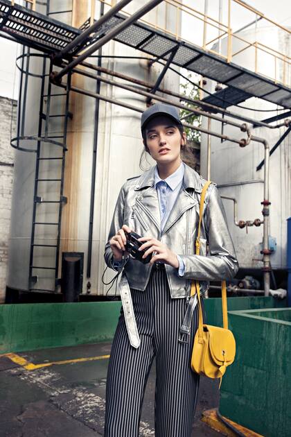 Campera con volumen (XL), polera (Giesso), suéter (Yagmour), pantalón tipo jogging (Portsaid).