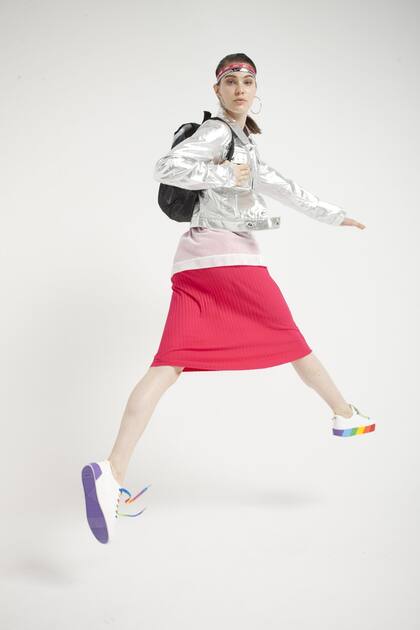 Campera corta (Blaquè, antes $3190, ahora $2690), musculosa de red (Nike, $1199), remerón vestido (Vitamina, antes $3200 ahora $1900), zapatillas de cuero con suela de color (Aldo para Grimoldi, $2900), mochila (Nike, $2699), vinchas elásticas (Nike, pack x3 $699)