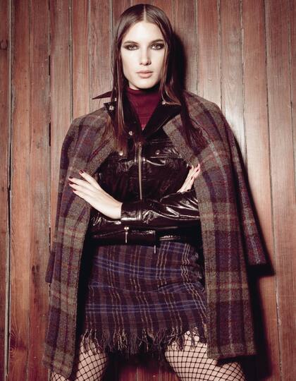 Campera de cuero ($ 10.050, Naíma), polera ($ 1890, Las Pepas), tapado y falda ($ 6100 y $ 1800, Mancini)