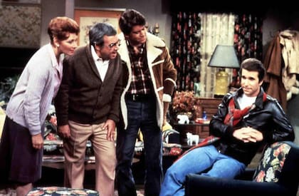 Campera de cuero y actitud de ganador eterno; Henry Winkler en la piel de su personaje más emblemático, Fonzie, en una escena de Happy Days