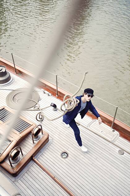 Campera de plumas, remera y denim ($ 2396, $ 2796, $ 866 y $ 2896, Giesso), zapatillas de cuero ($ 1950, Perramus), gorra con visera de cuero ecológico ($ 680, Compañía de Sombreros), anteojos de sol ($ 2100, Vulk Ginger)