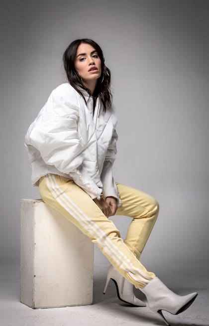 Campera (Trosman, $5990), Buzo con flecos (Paula´Cahen DAnvers, $1.840), Jogging (Adidas Originals, $1799), Botas (Arezzo para Grimoldi, $3800), Aros (Estancias, $120).