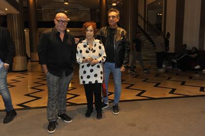 Campi, Mirta Busnelli y Nito Artaza también se acercaron al teatro a despedir al capocómico