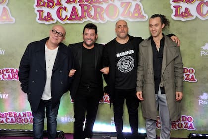 Campi, Pablo Rago, Sebastián Presta y Mariano Torre, los protagonistas masculinos de Esperando la carroza, en la alfombra roja que se montó en el ingreso al Teatro Broadway, la casa de la obra