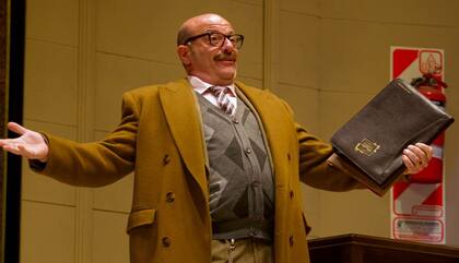 Campi se luce en la piel de un descarnado administrador en ¿Qué hacemos con Walter?