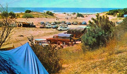 Cámping en los médanos de Villa Gesell, a fines de los años '60