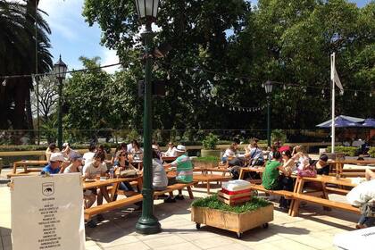 Camping es un espacio al aire libre en Recoleta donde la gente se junta a tomar algo y escuchar música