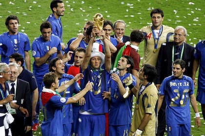 ¡Campioni del mondo! Materazzi con la Copa en alto, en el centro de la celebración